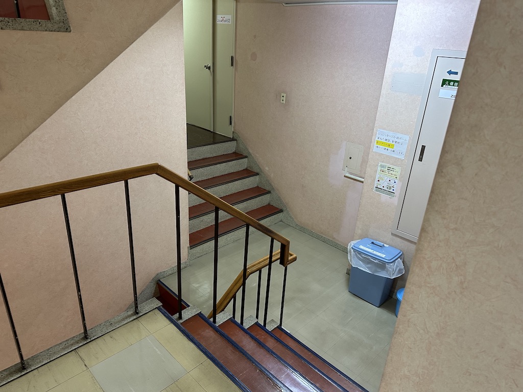階段の写真：廊下から5段下り、すぐ左手に5段上るとゼロベースのオフィス